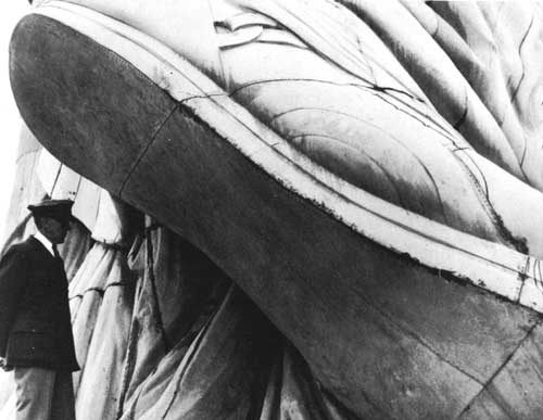 illustration of the large scale of statue
