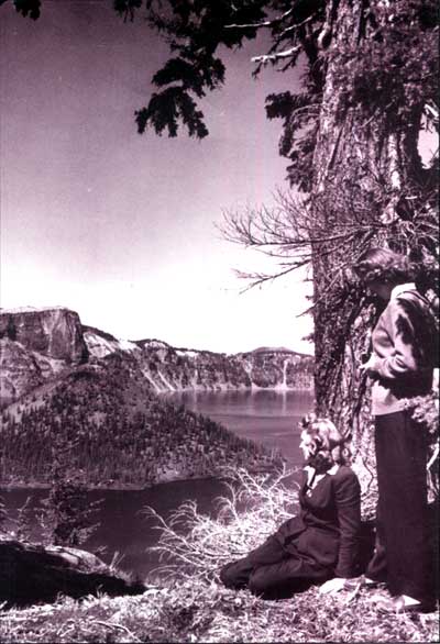 visitors along the rim