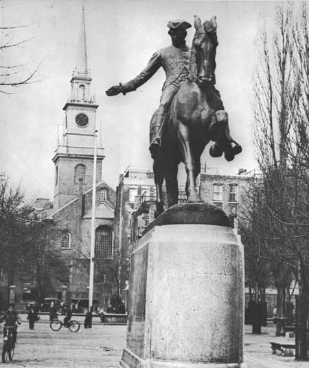 statue
